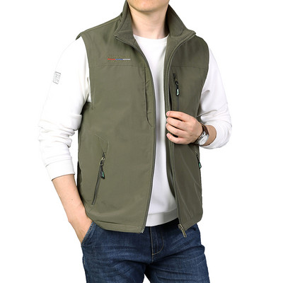 Įprasta vyriška liemenė su kišenėmis ir užtrauktuku