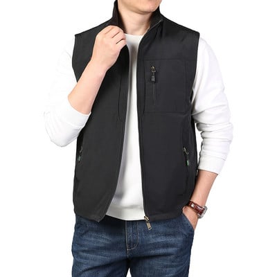 Įprasta vyriška liemenė su kišenėmis ir užtrauktuku