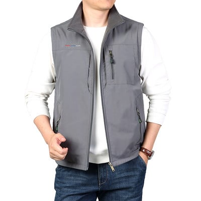 Įprasta vyriška liemenė su kišenėmis ir užtrauktuku