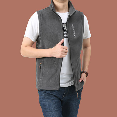 Vyriška vilnonė liemenė su išsiuvinėtomis raidėmis