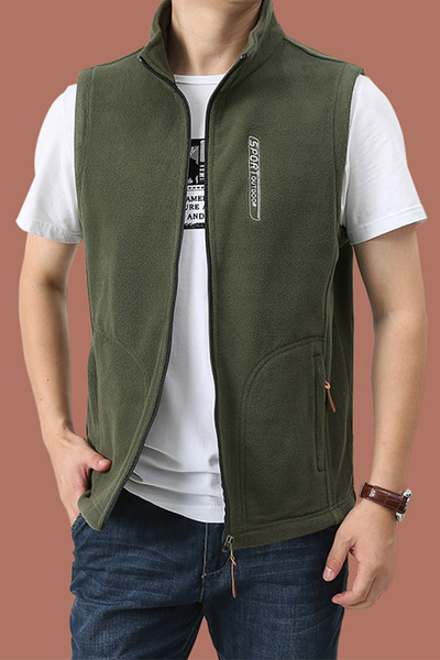 Vyriška vilnonė liemenė su išsiuvinėtomis raidėmis