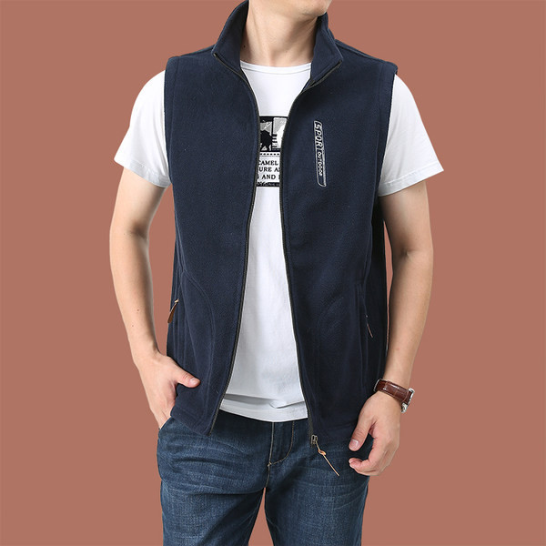 Vyriška vilnonė liemenė su išsiuvinėtomis raidėmis