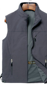 Vesta pentru barbati cu fermoar potrivita zilelor de primavara de toamna