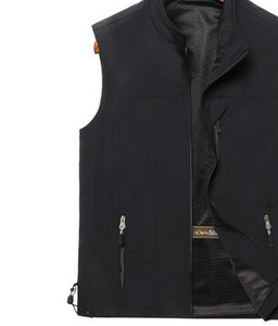 Vesta pentru barbati cu fermoar potrivita zilelor de primavara de toamna