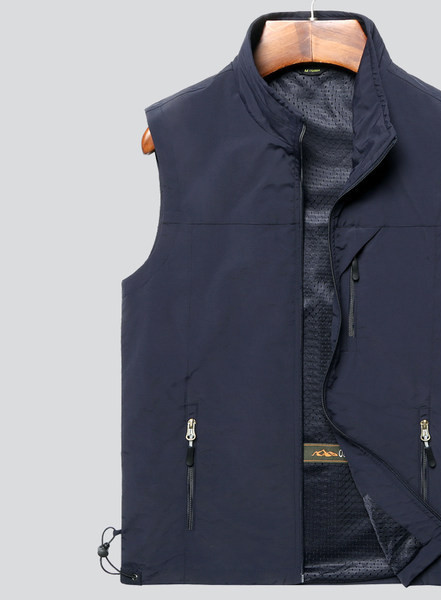 Vesta pentru barbati cu fermoar potrivita zilelor de primavara de toamna