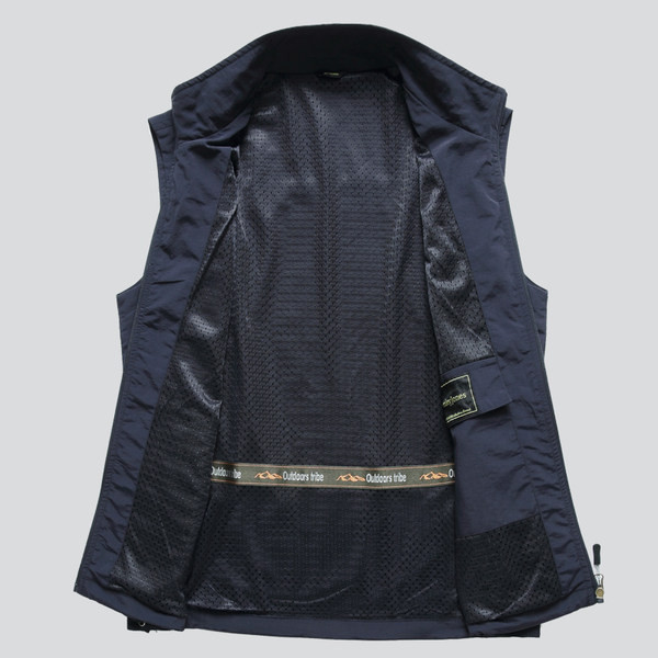 Vesta pentru barbati cu fermoar potrivita zilelor de primavara de toamna