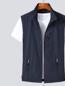 Férfi mellény gallérral és V-nyakkal