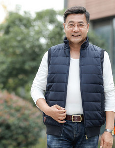 Vyriška liemenė su sagomis ir užtrauktuku