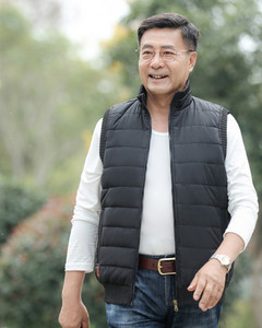 Vyriška liemenė su sagomis ir užtrauktuku