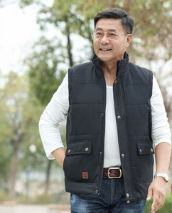 Vyriška liemenė su sagomis ir užtrauktuku