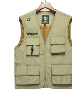 Įprasta vyriška liemenė su pamušalu ir kišene