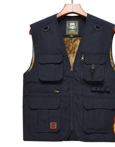 Įprasta vyriška liemenė su pamušalu ir kišene