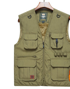 Įprasta vyriška liemenė su pamušalu ir kišene