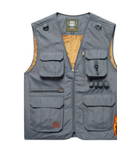 Įprasta vyriška liemenė su pamušalu ir kišene