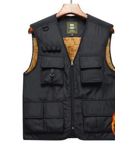 Įprasta vyriška liemenė su pamušalu ir kišene