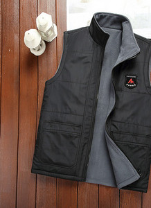 Vestă pentru bărbați cu broderie și căptușeală în puf