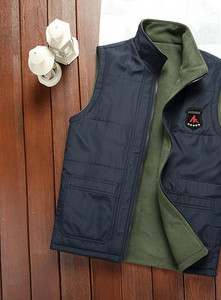 Vestă pentru bărbați cu broderie și căptușeală în puf