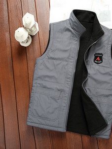 Vestă pentru bărbați cu broderie și căptușeală în puf