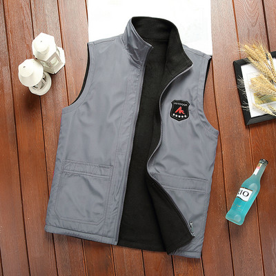 Vestă pentru bărbați cu broderie și căptușeală în puf