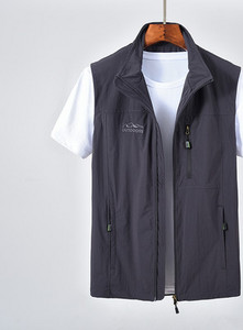 Férfi mellény több színben, hímzéssel