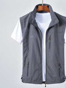 Greitai džiūstanti vyriška liemenė su kišene ir užtrauktuku