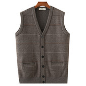 Muški jesenski prsluk s V izrezom i gumbima