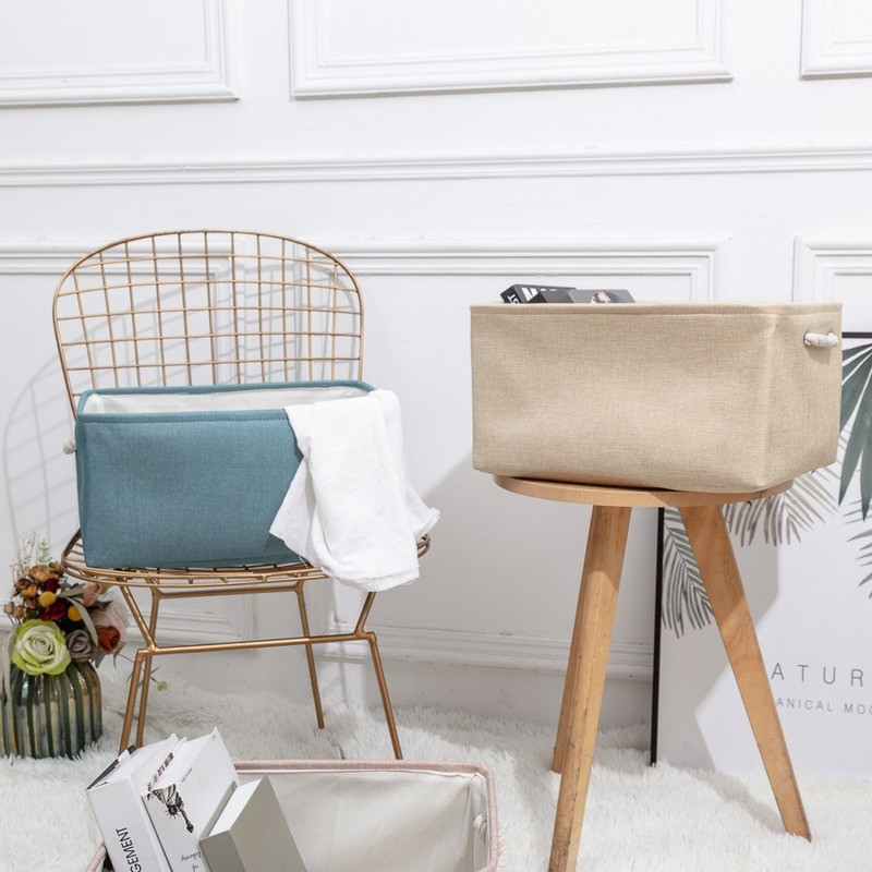 Sulankstomi lininiai rūbai, krepšelis, buities reikmenys, kūdikių žaislai, kojinės, drabužiai, knygos, įtaisai, skalbinių krepšelis.