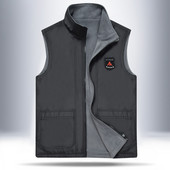 Vyriška liemenė su aukšta apykakle ir emblema