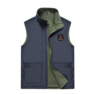 Vyriška liemenė su aukšta apykakle ir emblema