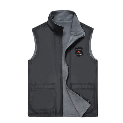 Vyriška liemenė su aukšta apykakle ir emblema