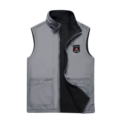 Vyriška liemenė su aukšta apykakle ir emblema