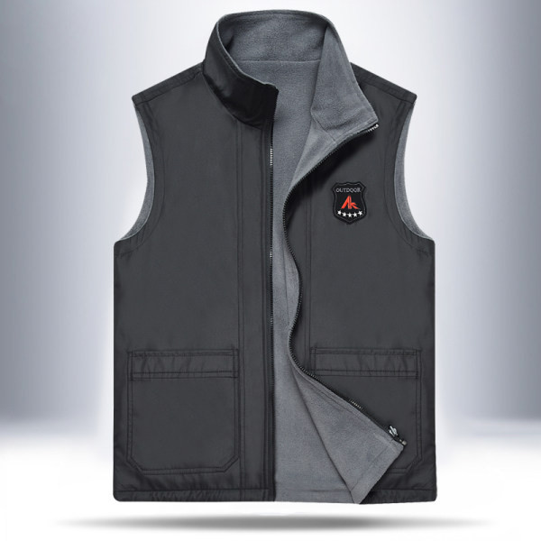 Vyriška liemenė su aukšta apykakle ir emblema