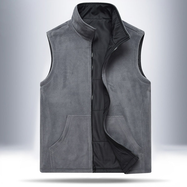 Vyriška liemenė su aukšta apykakle ir emblema