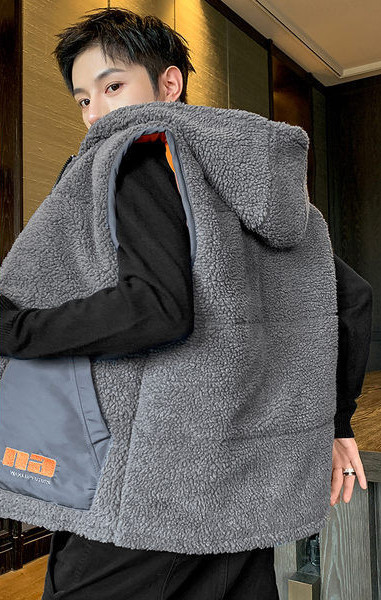 Vyriška pliušinė liemenė su gobtuvu