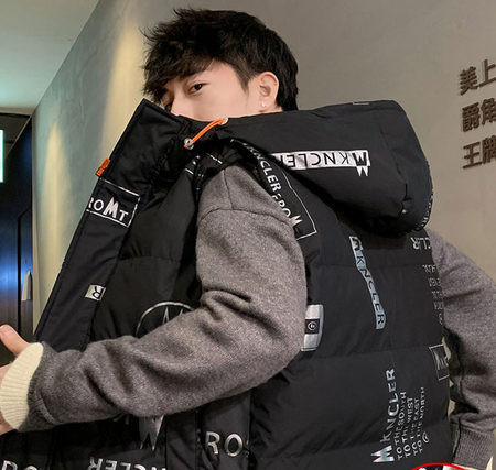 Férfi mellény felirattal és kapucnival