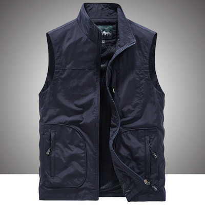 Férfi mellény magas gallérral és zsebekkel