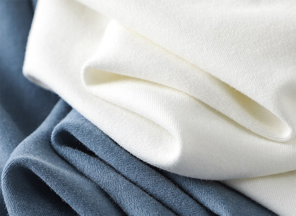 Letisztult hosszú ujjú pólódizájn