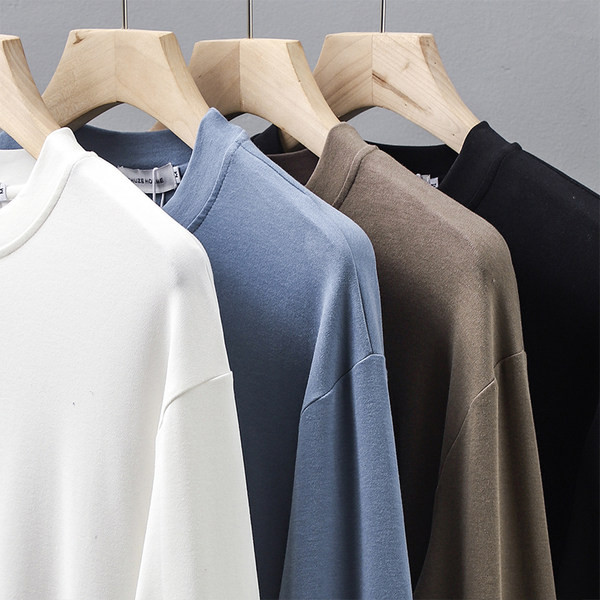 Letisztult hosszú ujjú pólódizájn