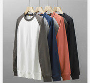 Tiszta modell férfi blúz hosszú ujjal és ovális nyakkivágással