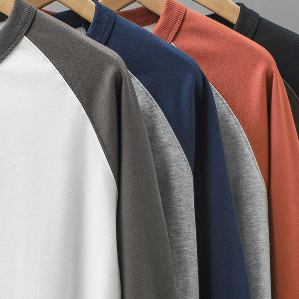 Tiszta modell férfi blúz hosszú ujjal és ovális nyakkivágással