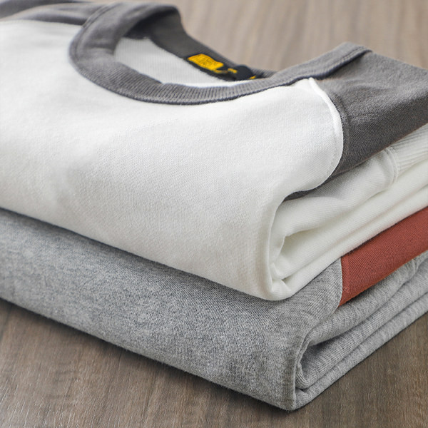 Tiszta modell férfi blúz hosszú ujjal és ovális nyakkivágással