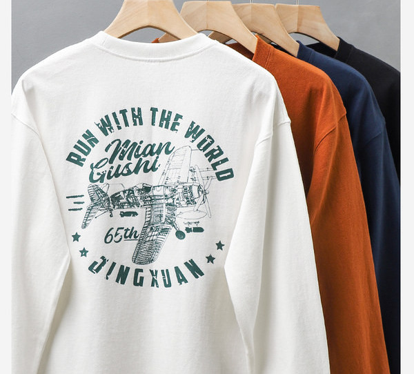 Vyriška palaidinė ilgomis rankovėmis ir kasdieniam gyvenimui tinkančiu raštu