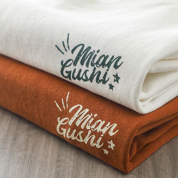 Vyriška palaidinė ilgomis rankovėmis ir kasdieniam gyvenimui tinkančiu raštu