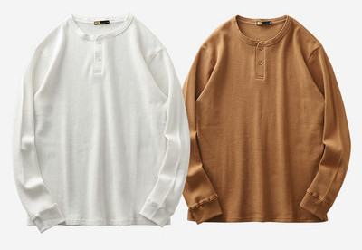 Férfi blúz tiszta modell gombokkal és O-alakú nyakkivágással