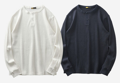 Férfi blúz tiszta modell gombokkal és O-alakú nyakkivágással