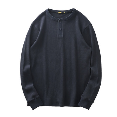 Férfi blúz tiszta modell gombokkal és O-alakú nyakkivágással