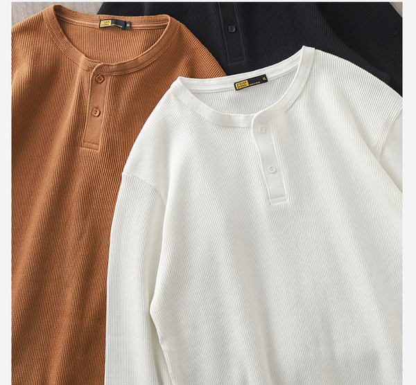 Férfi blúz tiszta modell gombokkal és O-alakú nyakkivágással