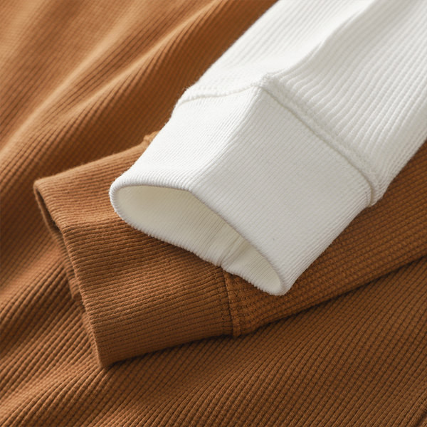 Férfi blúz tiszta modell gombokkal és O-alakú nyakkivágással