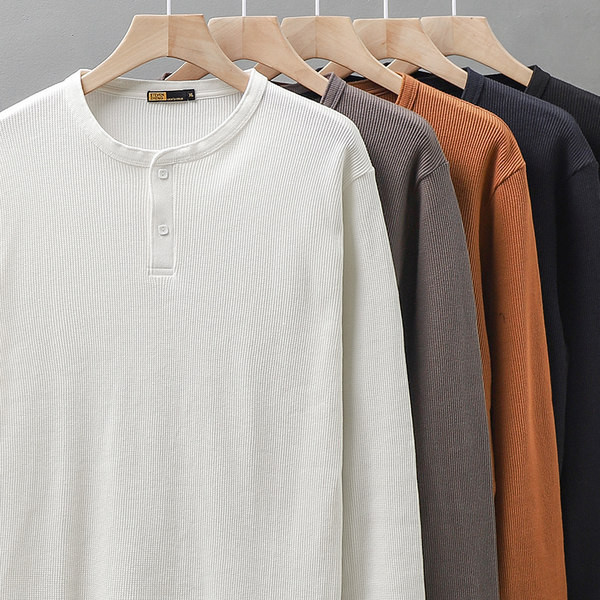 Férfi blúz tiszta modell gombokkal és O-alakú nyakkivágással