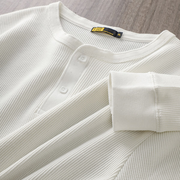 Férfi blúz tiszta modell gombokkal és O-alakú nyakkivágással